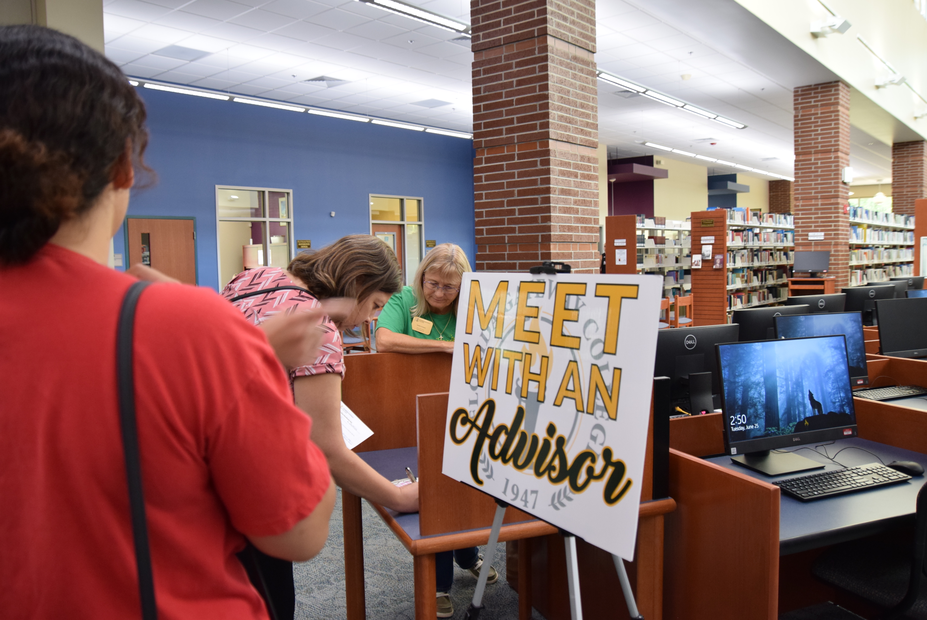 Meet with Advisor Sign and area at One-stop Enrollment Day